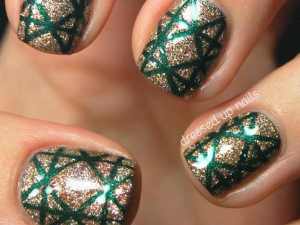 02-nail-art-manicure-christmas-holiday-wrapping-paper-gold